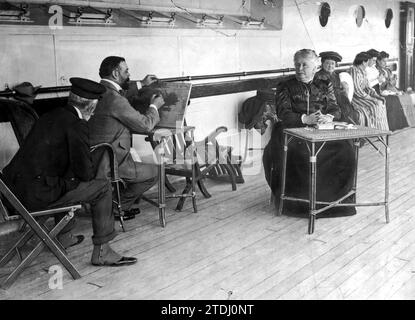 12/31/1909. Straordinario viaggio di missione a Buenos Aires. A bordo del transatlantico "Alfonso XII", lo scultore Borrás disegna un ritratto di sua altezza reale l'infanta Doña Isabel. Crediti: Album / Archivo ABC / ALONSO Foto Stock