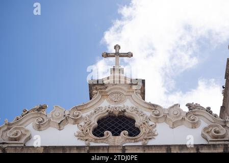 Salvador, Bahia, Brasile - 13 dicembre 2023: Vista della torre principale della chiesa di Santa Luzia nella città di Salvador, Bahia. Foto Stock