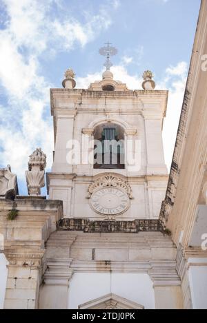 Salvador, Bahia, Brasile - 13 dicembre 2023: Vista della torre adiacente alla chiesa di Santa Luzia nella città di Salvador, Bahia. Foto Stock