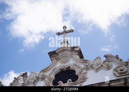 Salvador, Bahia, Brasile - 13 dicembre 2023: Vista della torre principale della chiesa di Santa Luzia nella città di Salvador, Bahia. Foto Stock