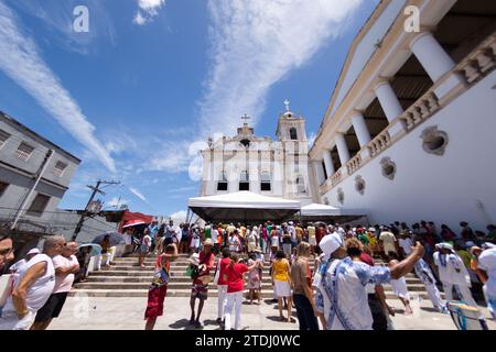 Salvador, Bahia, Brasile - 13 dicembre 2023: I fedeli cattolici aspettano la processione di Santa Luzia davanti alla chiesa del Pilar nella città di Salvado Foto Stock