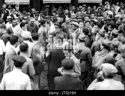 08/09/1932. Mentre passava attraverso la 'Campana', a Siviglia, il generale Sanjurjo fu circondato dalla folla la mattina del 10 agosto. Crediti: Album / Archivo ABC Foto Stock