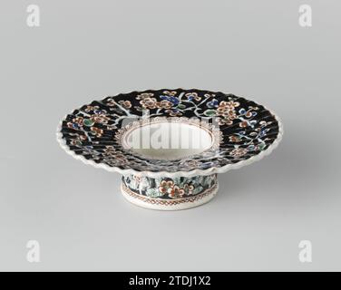 Piatto, appartenente a un Trembleuse, De Metaale Pot, dopo Lambertus van Eenhoorn, 1695 - 1720 Daadel van Faience, appartenente a un trembleuse. Multicolore dipinto con rami di fiori. Delft. Daadel van Faience, appartenente a un trembleuse. Multicolore dipinto con rami di fiori. Delft. Foto Stock