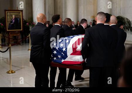 Lo scrigno drappeggiato dalla bandiera del giudice della Corte Suprema in pensione Sandra Day OConnor, portato dagli ufficiali della polizia della Corte Suprema degli Stati Uniti, arriva nella sala grande della Corte Suprema di Washington, lunedì 18 dicembre 2023. Il giudice o'Connor, nativo dell'Arizona, la prima donna a servire nella corte più alta, prestò servizio dal 1981 al 2006 e morì il nations dicembre 2023 all'età di 93 anni. Credito: Jacquelyn Martin/Pool tramite CNP Foto Stock