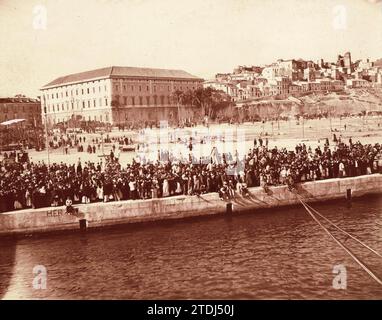 03/09/1907. Emigrazione attraverso il porto di Malaga. Aspetti del molo di Heredia durante l'imbarco degli emigranti. Crediti: Album / Archivo ABC / R. De Torres Foto Stock