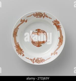 Zuppa dal servizio di drago rosso, Meissener Porzellan Manufaktur, c. 1730 piatto di zuppa di porcellana, dipinto in rosso e oro. Ci sono due foenissi sulla superficie piatta che insieme dipingono un cerchio. Due draghi e due simboli cinesi sono dipinti con archi sul bordo. Il tabellone è segnato. Piatto di zuppa di porcellana galleggiante, dipinto in rosso e oro. Ci sono due foenissi sulla superficie piatta che insieme dipingono un cerchio. Due draghi e due simboli cinesi sono dipinti con archi sul bordo. Il tabellone è segnato. Frattazzo in porcellana Foto Stock
