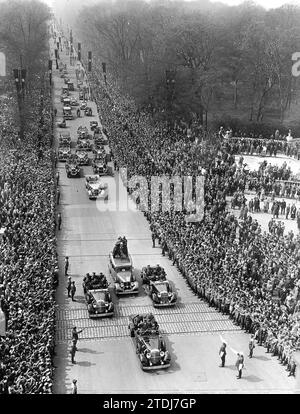 12/31/1935. Il Führer percorre trionfalmente i sei chilometri dall'Opera al Lustgarten, dove si svolse un evento ufficiale in occasione della giornata Nazionale del popolo tedesco. Nella foto potete vedere l'auto di Adolf Hitler accanto alla porta di Brandeburgo. Crediti: Album / Archivo ABC / Ortiz Foto Stock