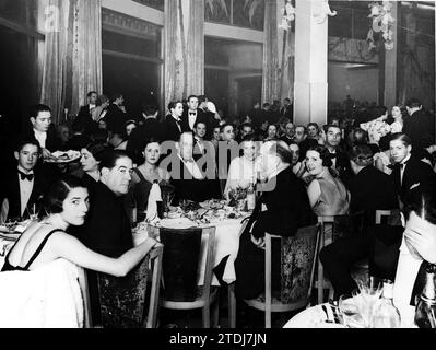 Estoril (Portogallo), 01/01/1936. L'ultima notte del 1935 celebrata in Portogallo. Cenone di Capodanno a Estoril in cui appaiono il generale José Sanjurjo e sua moglie, il console dell'Uruguay e sua moglie, il tenente Justo Sanjurjo, i pittori María Adelaide de Lima Cruz e Gilherme Filipe e l'ex ministro marchese de Guedes. Crediti: Album / Archivo ABC / Félix Correia Foto Stock