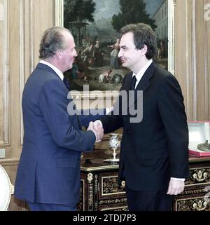 Madrid, Palazzo Zarzuela, 12/3/2002. Udienza di re Juan Carlos alla commissione esecutiva federale del PSOE. Nell'immagine il re con José Luis Rodríguez Zapatero. Foto: Ernesto Agudo, archdc. Crediti: Album / Archivo ABC / Ernesto Agudo Foto Stock