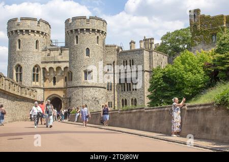 15 giugno 2023 i turisti ammirano i giardini e le torri dell'antica residenza reale del Castello di Windsor nella città di Windsor nel Berkshire in Inghilterra Foto Stock