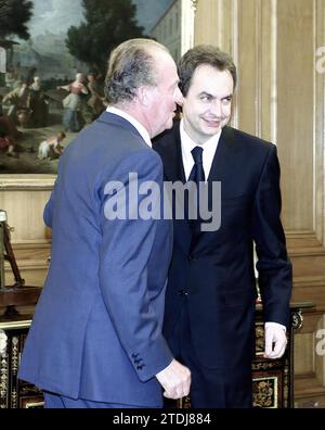 Madrid, Palazzo Zarzuela, 12/3/2002. Udienza di re Juan Carlos alla commissione esecutiva federale del PSOE. Nell'immagine il re con José Luis Rodríguez Zapatero. Foto: Ernesto Agudo, archdc. Crediti: Album / Archivo ABC / Ernesto Agudo Foto Stock