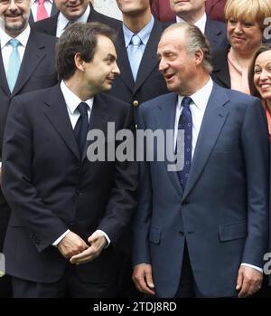 Madrid, Palazzo Zarzuela, 12/3/2002. Udienza di re Juan Carlos alla commissione esecutiva federale del PSOE. Nell'immagine il re con José Luis Rodríguez Zapatero. Foto: Ernesto Agudo, archdc. Crediti: Album / Archivo ABC / Ernesto Agudo Foto Stock