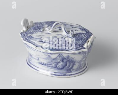 Flotta di burro con coperchio fowence, anonimo, c. 1740 - c. 1780 una flotta di burro ovale e coperchio dipinto con paesaggi montani. Delft. Una flotta ovale di burro e coperchio dipinto con paesaggi montani. Delft. Foto Stock