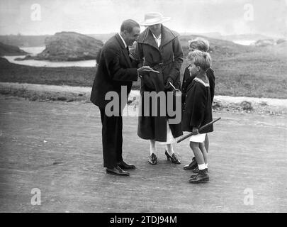 07/31/1921. Santander. Le vacanze estive della famiglia reale. Le loro Highnesses i bambini D. Juan e D. Gonzalo parlano con il nostro fotografo "Reporter" Julio Duque. Crediti: Album / Archivo ABC / Julio Duque Foto Stock