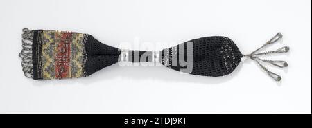 Fiera di calzini allungati in seta nera, beige e rossa all'uncinetto decorata con perline in acciaio lucido e due anelli di ditto, anonimi, c. 1850 mercato azionario allungato di seta nera all'uncinetto, con un'estremità rettangolare e un'estremità rotonda A metà della fiera c'è un'apertura che può essere chiusa con due anelli color argento. La parte rotonda ha tre file di perle in acciaio e un pennello con quattro anelli di perle in acciaio e lampadine a spirale. La parte rettangolare contiene una ripetizione simmetrica e geometrica di cordoni di acciaio su una superficie beige e rossa, con loop di cordoni di acciaio intrecciati contro l'estremità Nethe Foto Stock