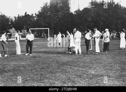 08/31/1915. 1.- HM il re. 2.- HM la Regina. 3.- la Principessa di Salm-Salm, e 4, il bambino D. Alfonso, all'inizio della partita di hockey hanno giocato con gli atleti aristocratici nella tenuta di Las Fraguas, del Duca di Santo Mauro. Crediti: Album / Archivo ABC / Ramón Alba Foto Stock