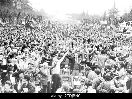 Madrid, 03/09/1986. Atto finale della campagna anti-NATO. I due principali gruppi anti-atlantici hanno tenuto il loro evento di fine campagna a Madrid, sul Paseo de Camoens, consistente in un raduno di festival in cui politici e artisti hanno chiesto un "no” al referendum del 12. Crediti: Album / Archivo ABC Foto Stock