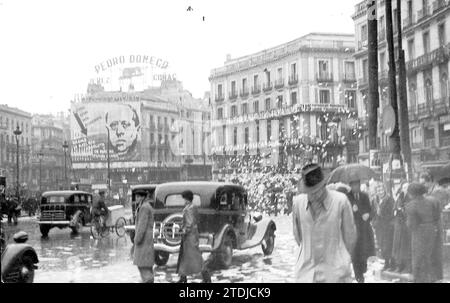 Madrid, 14/02/1936. Propaganda elettorale a Puerta del Sol. Il famoso poster CEDA, con il volto di José María Gil Robles e il suo motto: Questi sono i miei poteri. Crediti: Album / Archivo ABC / Cervera Foto Stock