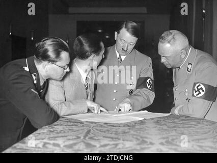 Berlino, 03/29/1936. Durante le elezioni il "Führer", Adolf Hitler, confronta i primi risultati elettorali con quelli delle precedenti elezioni. Nella foto da sinistra a destra: Direttore generale Bouhler, ministro Goebbels, Adolf Hitler e ministro Kerrl. Crediti: Album / Archivo ABC / José Díaz Casariego Foto Stock