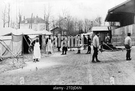 Francia, ottobre 1915. La guerra ad Argona. Soldati della Croce Rossa francese che trasportavano feriti in ospedali temporanei vicino alla linea di battaglia. Crediti: Album / Archivo ABC / Louis Hugelmann Foto Stock