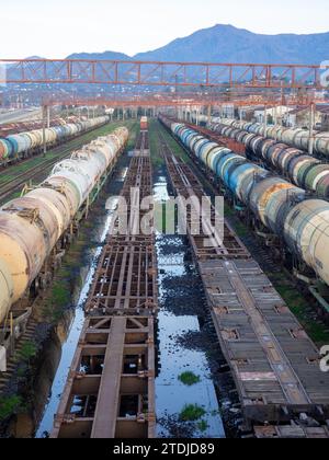 Batumi, Georgia. 12.14.2023 vagoni merci vuoti. Auto senza tetto. Trasporto merci. Macchine parcheggiate Foto Stock