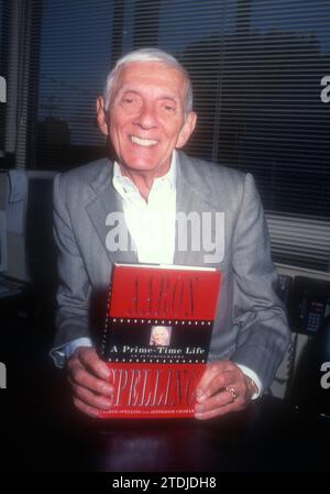 Los Angeles, California, USA 5 agosto 1996 il produttore Aaron Spelling promuove il suo libro Aaron Spelling A prime-time Life at Book Soup il 5 agosto 1996 a Los Angeles, California, USA. Foto di Barry King/Alamy Stock Photo Foto Stock