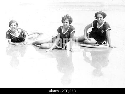 Pomeriggio sulla spiaggia di Santander, nel 1927. Crediti: Album / Archivo ABC Foto Stock