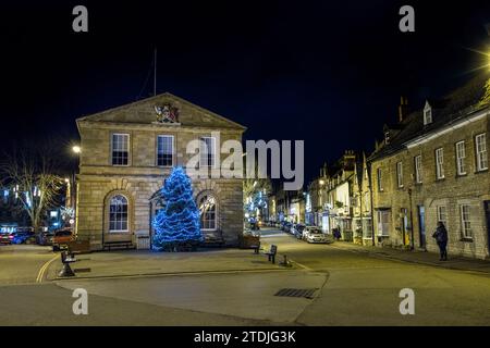 Il municipio di Woodstock di notte con l'albero di Natale, Oxfordshire, Regno Unito Foto Stock