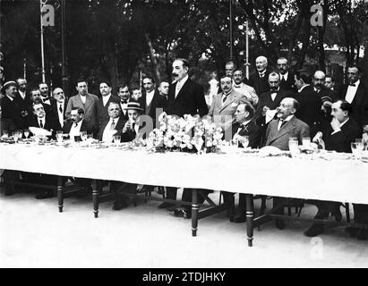 06/30/1913. Omaggio a un comune di Madrid. Il marchese di Portago ha tenuto un discorso alla festa solenne tenutasi ieri pomeriggio al Retiro, in omaggio a Francisco García Molinas (X), per la sua gestione presso il municipio. Crediti: Album / Archivo ABC / Julio Duque Foto Stock