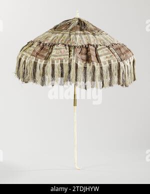 Ombrellone per carrozze, anonimo, c. 1840 - c. 1865 ombrellone per carrozze con ponte di seta a strisce marroni, intervallato da motivo Chiné con roslingers e strisce incrociate grigie. Lungo il bordo una frangia a righe marrone-bianche. L'ombrellone è alimentato con un lato bianco di ponjé, in cui un bordo di fiori fini pressati in rilievo. Costole scure in legno. Il manico è tagliato dalla gamba con linee da golf, due con profilo liscio e un dente, con un piccolo gancio curvo sul fondo. A metà di un anello di rame, che può essere spinto verso l'alto, in modo che il bastone possa annuire. La parte superiore è realizzata in legno laccato. Il pulsante in cima a. Foto Stock