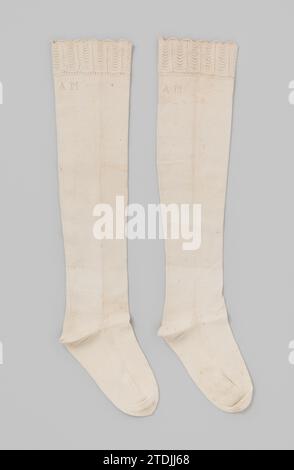 Calza in Jersey di cotone bianco semplice, con motivo di carte a zampa e bordo smerlato, c. 1830 - c. 1840 Calza in Jersey di cotone bianco semplice, con motivo di pedone a zampa su binari verticali e bordo smerlato. Cucitura al centro. Contrassegnato con le iniziali in Ajour: "A M". Paesi Bassi interi: Cotone (tessile). Maglia maglia maglia in Jersey di cotone bianco semplice, con un motivo a pedone di nottolino su binari verticali e bordo smerlato. Cucitura al centro. Contrassegnato con le iniziali in Ajour: "A M". Paesi Bassi interi: Cotone (tessile). maglia Foto Stock