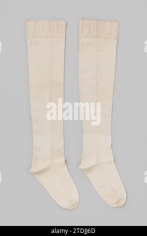 Calza in Jersey di cotone bianco semplice, con motivo di carte a zampa e bordo smerlato, c. 1830 - c. 1840 Calza in Jersey di cotone bianco semplice, con motivo di pedone a zampa su binari verticali e bordo smerlato. Cucitura al centro. Contrassegnato con le iniziali in Ajour: "A M". Paesi Bassi interi: Cotone (tessile). Maglia maglia maglia in Jersey di cotone bianco semplice, con un motivo a pedone di nottolino su binari verticali e bordo smerlato. Cucitura al centro. Contrassegnato con le iniziali in Ajour: "A M". Paesi Bassi interi: Cotone (tessile). maglia Foto Stock