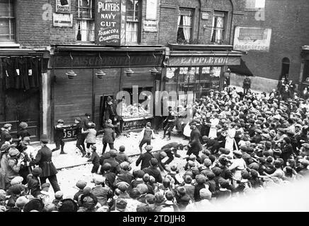 04/30/1915. Rivolte anti-tedesche a Londra. Aggressione alla tabaccheria di un soggetto tedesco in Crisp Street. Crediti: Album / Archivo ABC Foto Stock