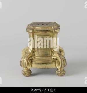 Piedistallo in bronzo dorato, appartenente alla Muze Urania, Anonimo, c. 1775 - c. 1800 piedistallo Gilt in bronzo in stile Luigi XVI, appartenente al De Muze Urania della Porcellana dipinta Meissen (BK-1964-21-A). Il piedistallo è ovale e vuoto. La parte superiore contiene tre fori. La parte centrale è un controbattitore e si allarga verso il basso. Uno dei lati è aperto. Il piedistallo ha quattro piedi rotondi, sopra i quali volute, che sono decorate su entrambi i lati con una foglia di acanto. I piedini sono fissati al piedistallo con cemento. Sconosciuto pedone: Base in bronzo (metallo) in fusione/doratura Gilt in bronzo in stile Luigi XVI, BE Foto Stock