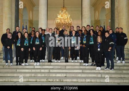 Parigi, Francia. 18 dicembre 2023. Il giorno dopo il loro titolo mondiale contro i norvegesi (31-28), i giocatori della squadra francese di pallamano femminile saranno ricevuti dal presidente Emmanuel Macron e Brigitte Macron all'Elysee Palace di Parigi, in Francia, il 12 dicembre 2023. (Foto di Lionel Urman/Sipa USA) credito: SIPA USA/Alamy Live News Foto Stock