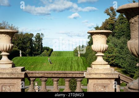 Crane Estate - Ipswich, Massachusetts. Una veduta della passeggiata turistica sulle dolci colline che si dirigono verso la riva dell'oceano attraverso grandi urne decorative in cemento Foto Stock