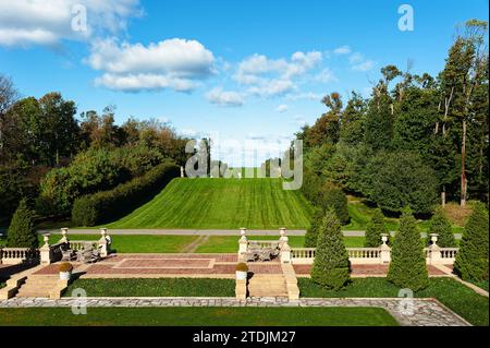 Crane Estate - Ipswich, Massachusetts. Una veduta della passeggiata turistica sulle dolci colline che si dirigono verso la riva dell'oceano attraverso grandi urne decorative in cemento Foto Stock