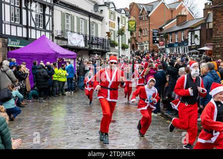 Il Santa Dash del 2023 attraversò il villaggio di Lymm, Cheshire, al Dickensian Day Festival Foto Stock