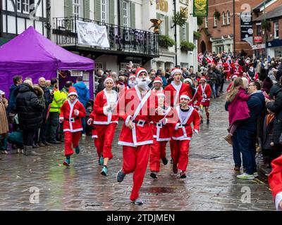 Il Santa Dash del 2023 attraversò il villaggio di Lymm, Cheshire, al Dickensian Day Festival Foto Stock