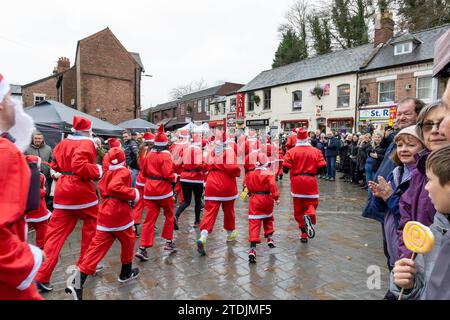 Il Santa Dash del 2023 attraversò il villaggio di Lymm, Cheshire, al Dickensian Day Festival Foto Stock