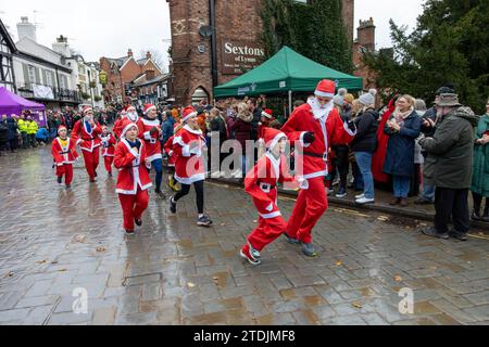 Il Santa Dash del 2023 attraversò il villaggio di Lymm, Cheshire, al Dickensian Day Festival Foto Stock