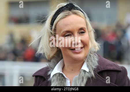 L'allenatore Sophie Leech Racing a Cheltenham il 2° giorno della gara di Natale Meet Race 3 è la quintessenza della vincitrice della handicap Chase Race Madara Foto Stock