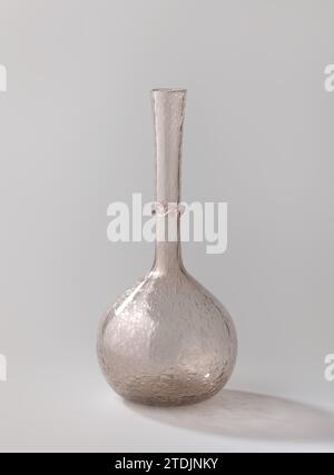 Vaso di vetro rosa chiaro con bolle d'aria, William Couper, c. 1900 sferico, con collo lungo con cinghia leggermente sotto il centro. Decorata con bolle d'aria. Vetro sferico Glasgow soffiante, con collo lungo con cinghia leggermente sotto il centro. Decorata con bolle d'aria. Soffiatura del vetro Glasgow Foto Stock