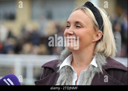 L'allenatore Sophie Leech Racing a Cheltenham il 2° giorno della gara di Natale Meet Race 3 è la quintessenza della vincitrice della handicap Chase Race Madara Foto Stock