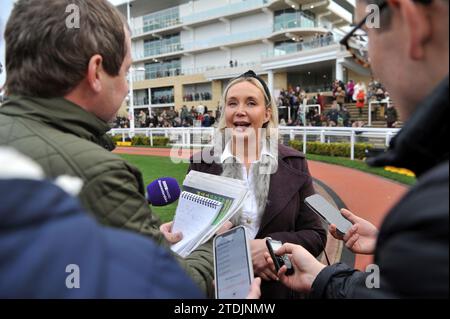 L'allenatore Sophie Leech Racing a Cheltenham il 2° giorno della gara di Natale Meet Race 3 è la quintessenza della vincitrice della handicap Chase Race Madara Foto Stock