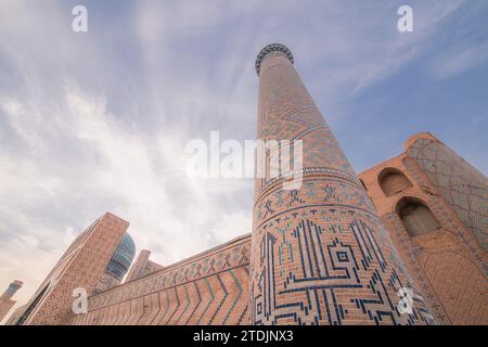 Madrasa Sher Dor in Piazza Registan a Samarcanda, Uzbekistan. Cielo al tramonto con spazio per la copia del testo Foto Stock