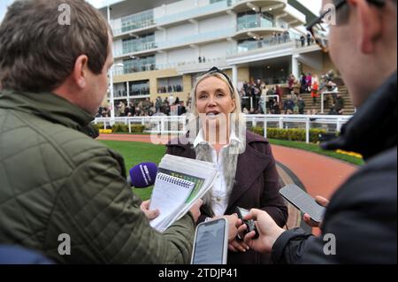 L'allenatore Sophie Leech Racing a Cheltenham il 2° giorno della gara di Natale Meet Race 3 è la quintessenza della vincitrice della handicap Chase Race Madara Foto Stock