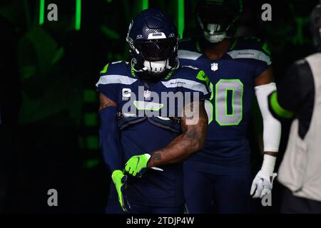 Seattle, Washington, USA. 18 dicembre 2023. Il wide receiver dei Seattle Seahawks DK Metcalf (14) era pronto a scendere in campo prima della partita di football tra i Philadelphia Eagles e i Seattle Seahawks a Seattle, WA. Steve Faber/CSM/Alamy Live News Foto Stock