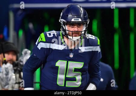 Seattle, Washington, USA. 18 dicembre 2023. Il quarterback di riserva dei Seattle Seahawks Sean Mannion (15) durante la partita NFL Monday Night Football tra i Philadelphia Eagles e i Seattle Seahawks a Seattle, WA. Steve Faber/CSM/Alamy Live News Foto Stock