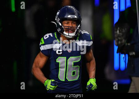 Seattle, Washington, USA. 18 dicembre 2023. Il wide receiver dei Seattle Seahawks Tyler Lockett (16) entra in campo prima della partita di football NFL del Monday Night Football tra i Philadelphia Eagles e i Seattle Seahawks a Seattle, WA. Steve Faber/CSM/Alamy Live News Foto Stock